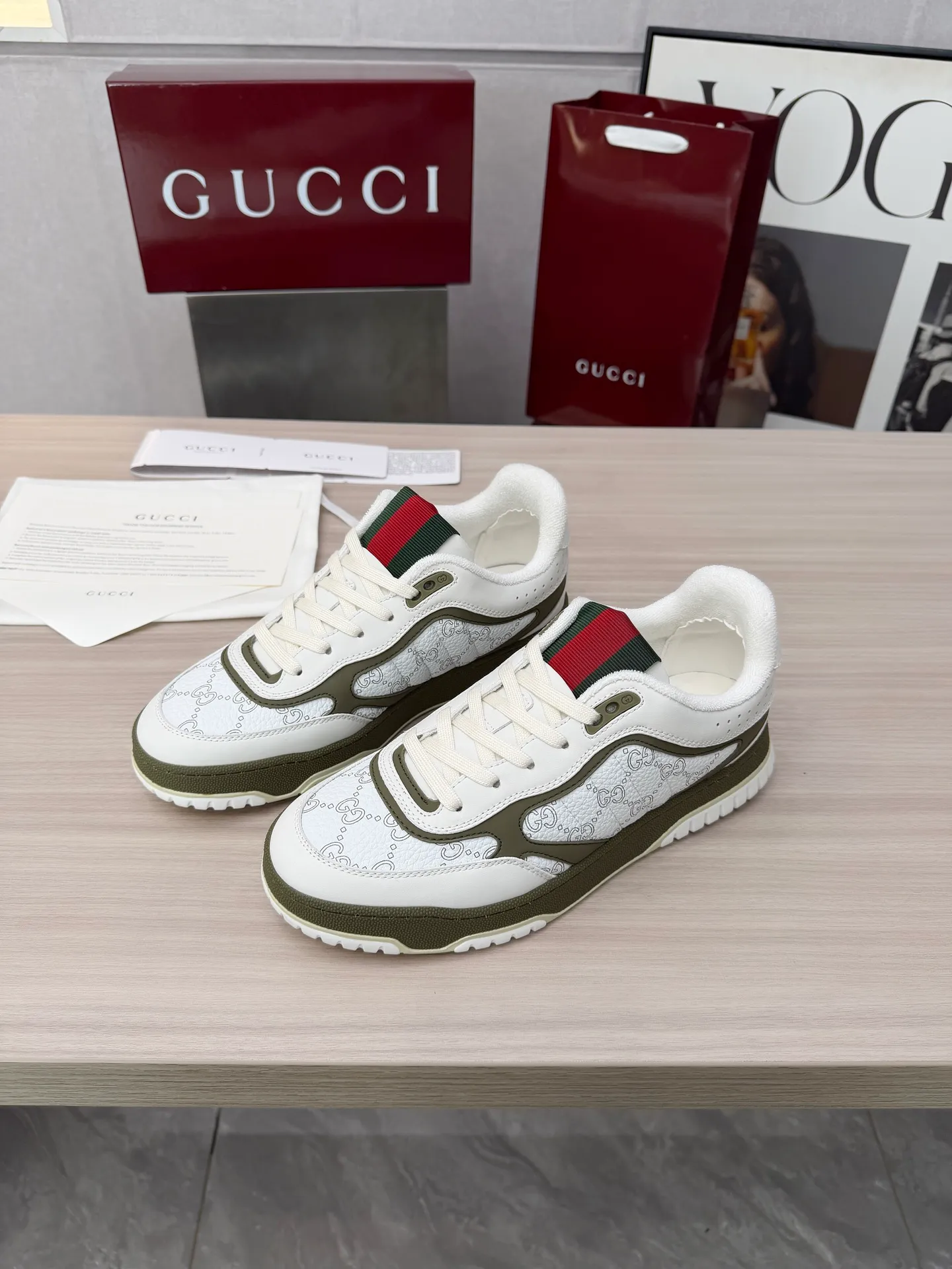 [G Home] P: 600💰 Couple size: Female 35-40. Male 39-44 (45 custom-made) 🆕2025.GUCC Gucci original order quality The latest popular high and low top aged couple sneakers series shipped original purchase development and production, this high and low top sneakers adopt a basketball-style silhouette design, cleverly integrated with hollow panels and distressed effects, showing unique ingenuity. The ingenuity incorporates brand logo details such as interlocking Double G styling accessories and Gucci lettering, a low-key tribute to the brand's design heritage. Exquisite packaging at the delivery counter 🛍📦 ▪️ Fabric: Original customized imported first-layer cowhide ▪️ Inner lining: Imported first-layer cowhide ▪️ Sole: Original molded two-color TPU sole ▪️ Sole thickness: 3cm